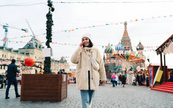 Cheerful Lady Warm Clothing Walking Square Talking Phone While Spending — Stock Photo, Image