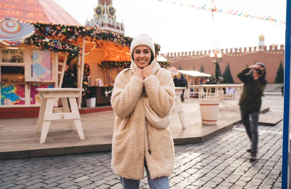 Donna Positiva Cappotto Caldo Cappello Passeggiando Città Durante Vacanze Invernali — Foto Stock