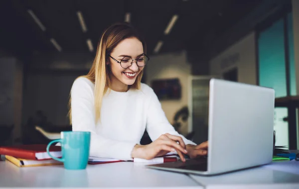 Opgewonden Jonge Vrouwelijke Office Manager Casual Kleding Bril Communiceren Met — Stockfoto