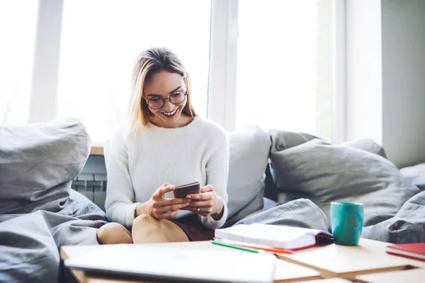 Alegre Joven Estudiante Leyendo Mensaje Teléfono Inteligente Mientras Prepara Para —  Fotos de Stock