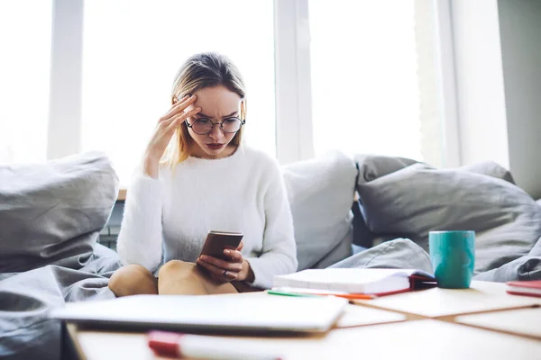 Angstige Jonge Vrouwelijke Freelancer Geconcentreerd Berichttekst Smartphone Zitten Gezellige Bank — Stockfoto