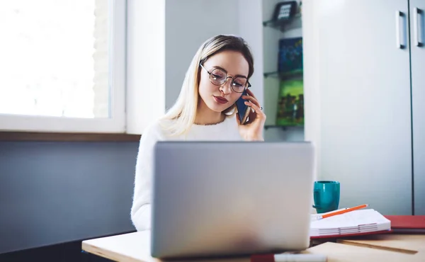 Ung Kvinnlig Sekreterare Vit Jumper Och Glasögon Talar Smartphone När — Stockfoto