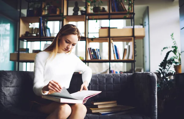 Jovem Mulher Séria Suéter Branco Lendo Literatura Interessante Enquanto Sentado — Fotografia de Stock