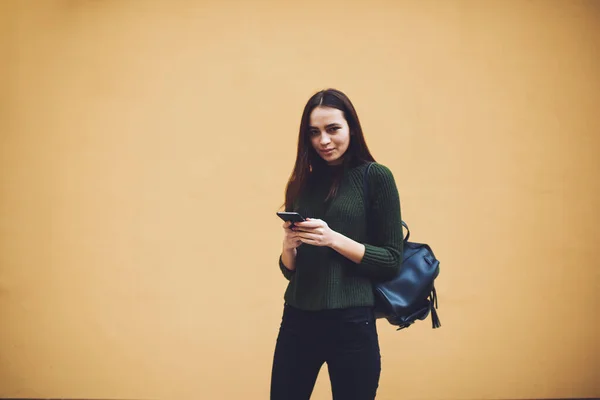 Giovane Donna Positiva Che Indossa Jeans Maglione Mentre Piedi Vicino — Foto Stock