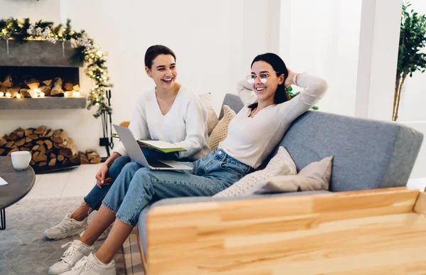 Fröhliche Freundinnen Ähnlichen Klamotten Sitzen Mit Laptop Und Notizbuch Auf — Stockfoto