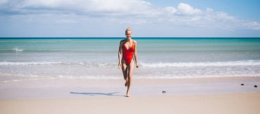 Güneş banyosu sırasında, Tayland 'da esen esintiyle kameraya koşan başarılı kadın turist, kaçış yolculuğu sırasında Maldivler' de dinlenirken neşeli ve keyifli bir kadın.