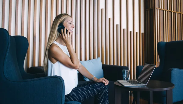 Sidovy Över Snygg Söt Blond Kvinna Som Arbetar Distans Café — Stockfoto