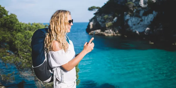 快乐旅游博客手握现代手机 创造影响内容 分享社交网站 快乐的高加索游客享受暑假探索莫里卡岛 — 图库照片