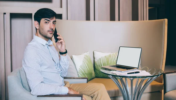 Visão Lateral Empresário Étnico Sério Conversando Telefone Celular Enquanto Senta — Fotografia de Stock