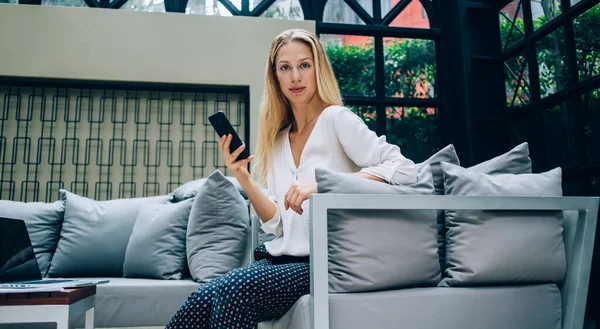 Femme Entrepreneure Pensive Vêtements Formels Navigation Smartphone Détente Dans Fauteuil — Photo