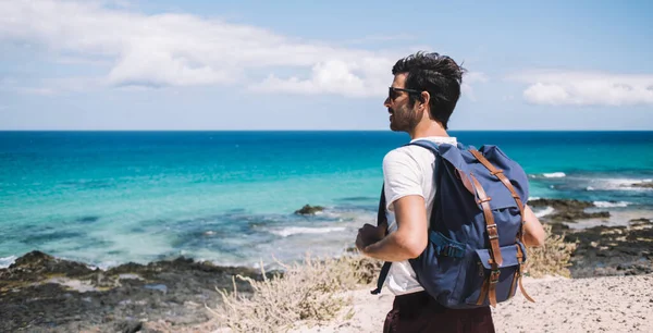 Turista Masculino Con Mochila Explorando Costa Española Durante Las Vacaciones — Foto de Stock