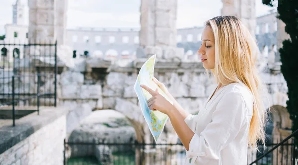 Vista Laterale Grave Donna Adulta Abiti Casual Messa Fuoco Puntare — Foto Stock