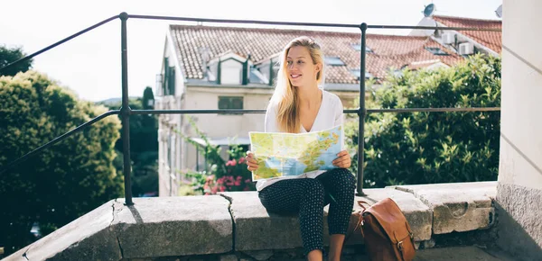 Mulher Loira Excitada Com Mapa Papel Mochila Descansando Cerca Pedra — Fotografia de Stock