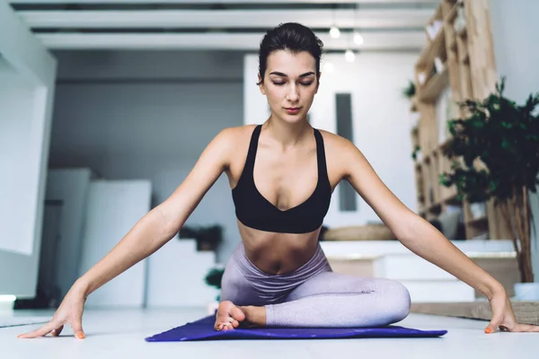 Concentrado Ajuste Menina Alongamento Músculos Corpo Durante Manhã Pilates Formação — Fotografia de Stock