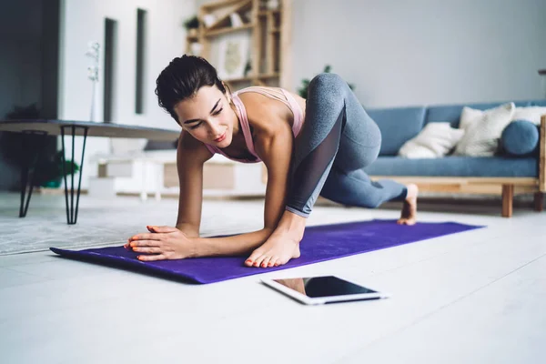 Focada Senhora Descalça Sportswear Fazendo Alongamento Exercício Ioga Tapete Enquanto — Fotografia de Stock