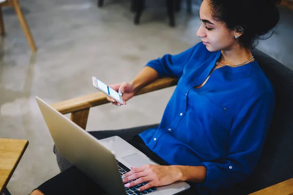 Alto Ángulo Cultivo Estudiante Femenina Traje Casual Relajarse Sillón Mensajería — Foto de Stock