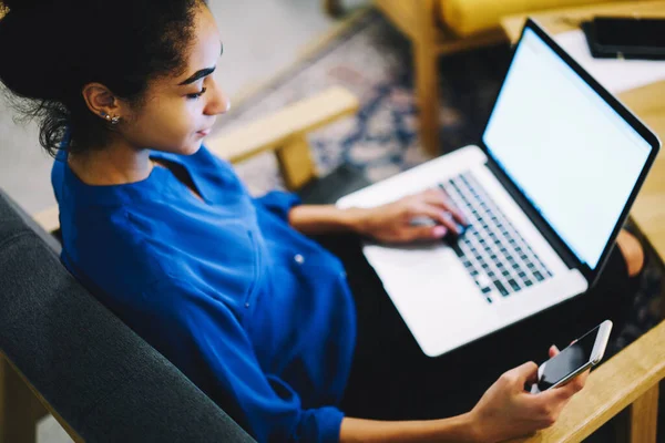 Alto Ángulo Cultivo Estudiante Femenina Étnica Ropa Casual Sentado Sillón — Foto de Stock