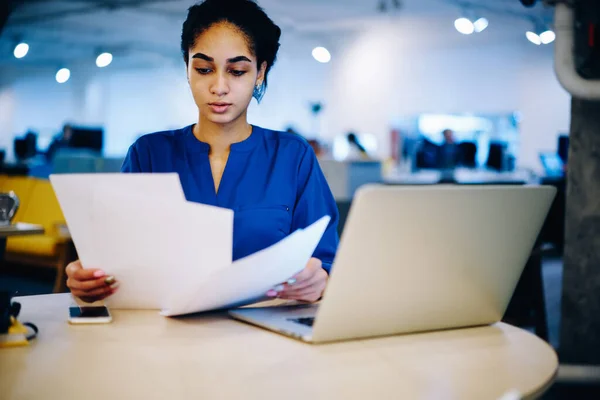 Joven Mujer India Blusa Sentada Mesa Mirando Través Documentos Mientras — Foto de Stock