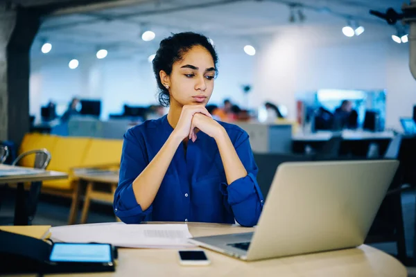 Young Indian Female Entrepreneur Sitting Table Tablet Smartphone Looking Screen — Stock Photo, Image