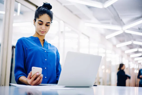 Ernstige Etnische Dame Formele Kleding Concentreren Het Scherm Van Smartphone — Stockfoto