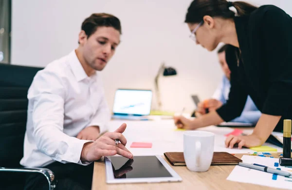 Vista Lateral Joven Empleado Serio Tableta Navegación Camisa Con Clase —  Fotos de Stock