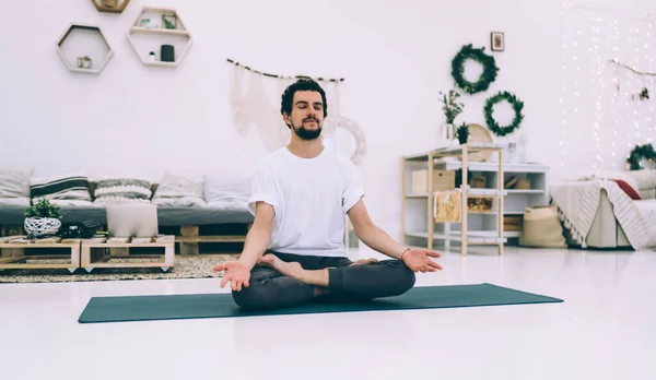 Homem Barbudo Calmo Com Olhos Fechados Sentados Tapete Esportivo Meditando — Fotografia de Stock