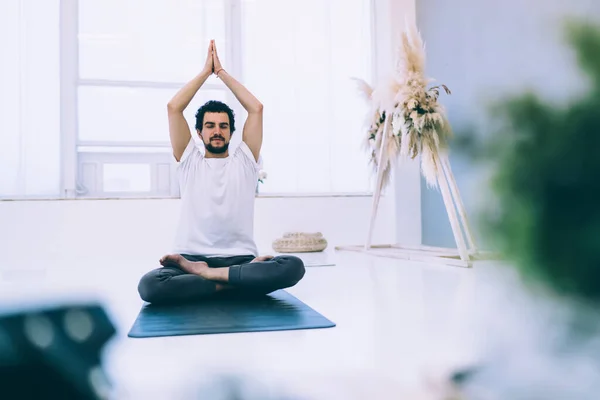 Sakin Bir Erkek Vücudu Kapalı Gözlerle Padmasana Pozisyonunda Meditasyon Yapıyor — Stok fotoğraf