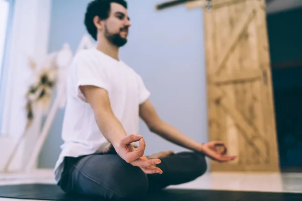 Visão Lateral Foco Seletivo Homem Fazendo Gesto Zen Enquanto Pratica — Fotografia de Stock