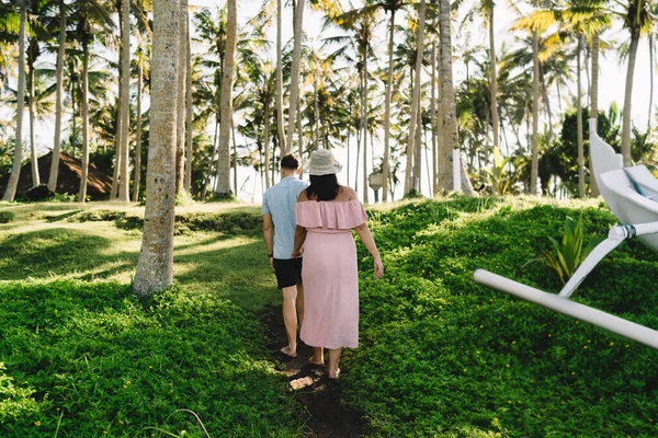 Vue Arrière Femelle Méconnaissable Robe Été Chapeau Avec Mâle Chemise — Photo