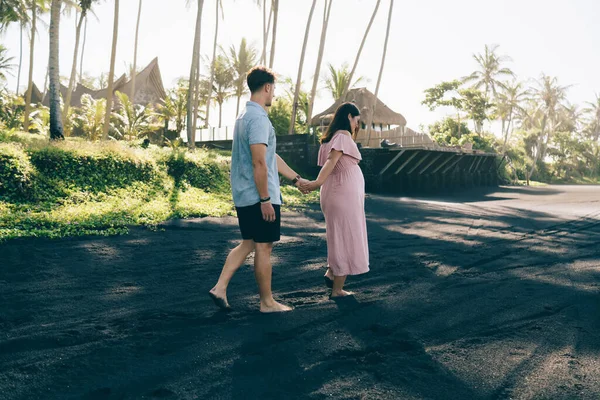 Back View Full Length Expecting Couple Summer Outfits Holding Hands — Stock Photo, Image