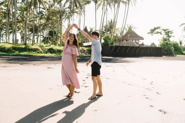 Vista Lateral Del Joven Alegre Ropa Elegante Bailando Con Esposa — Foto de Stock