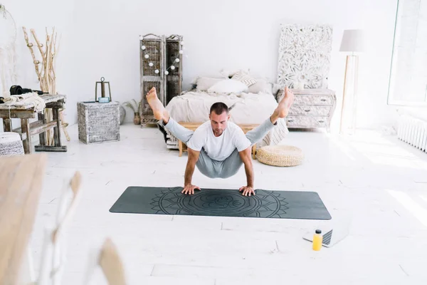 Schöner Starker Kaukasischer Mann Der Laptop Computer Benutzt Yogastunden Hause — Stockfoto