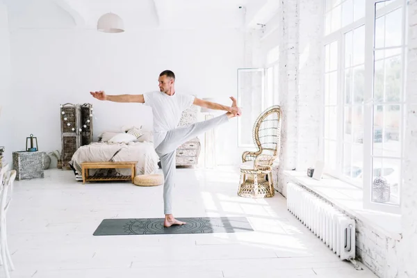Ganzkörper Barfuß Konzentrierter Mann Sportbekleidung Der Yoga Auf Matte Durchführt — Stockfoto