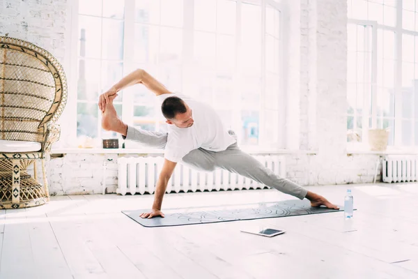 Corpo Inteiro Jovem Homem Descalço Flexível Sportswear Confortável Praticando Ioga — Fotografia de Stock