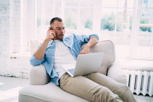 Freelancer Masculino Barbudo Confiante Desgaste Casual Óculos Sentados Poltrona Falando — Fotografia de Stock