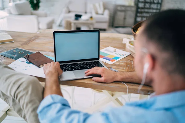 Achteraanzicht Van Jonge Mannelijke Freelancer Lichtblauw Shirt Zittend Voor Laptop — Stockfoto