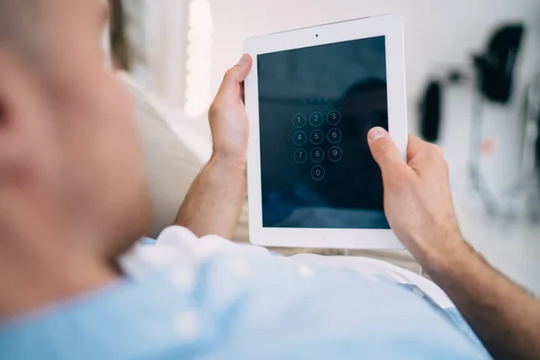 Oříznout Nepoznatelný Muž Ležérní Oblečení Surfování Internetu Přes Tablet Při — Stock fotografie