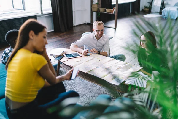 Grupo Amigos Diversos Ropa Casual Sentados Mesa Madera Con Mapa — Foto de Stock