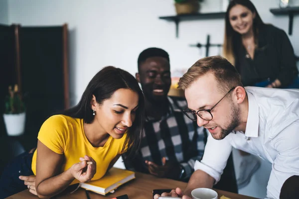 Hoge Hoek Van Mannelijke Zakenpartner Bril Demonstreren Smartphone Aan Vrouwelijke — Stockfoto