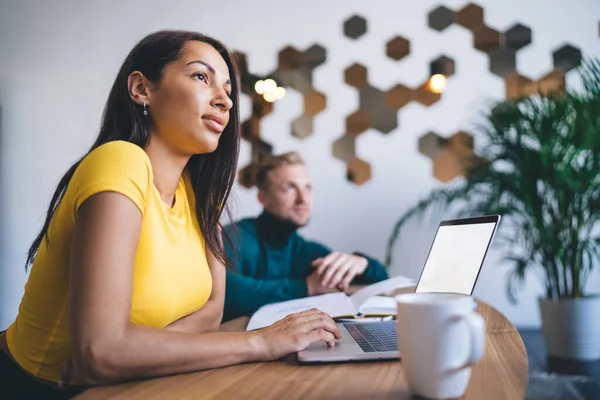 Diverse Studenten Met Moderne Gadgets Bespreken Details Van Collectief Project — Stockfoto