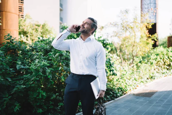 Hombre Negocios Exitoso Con Portátil Maletín Sonriendo Durante Llamada Telefónica — Foto de Stock