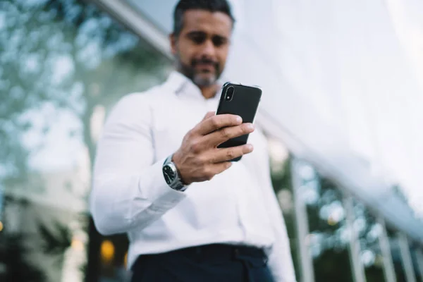 View Blurred Businessman Connecting Wireless Browsing Banking Application Modern Smartphone — Stock Photo, Image