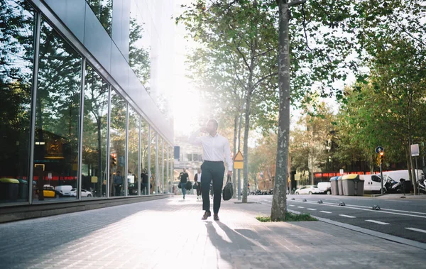 Formellt Klädd Affärsman Med Elegant Portfölj Promenader Urban Street Och — Stockfoto