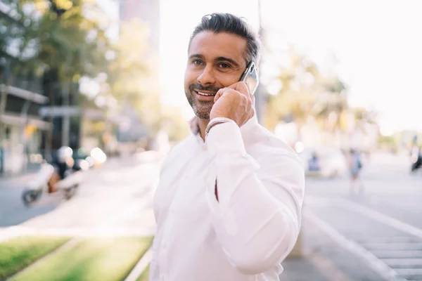 Happy Mature Entrepreneur Dressed Formal Wear Smiling While Communicating Smartphone — Stock Photo, Image