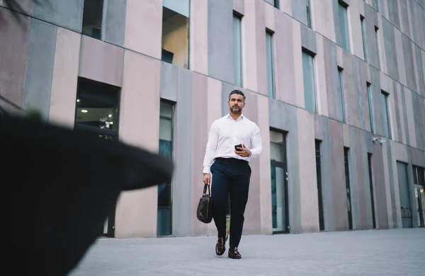 Mature Businessman Dressed Formal Wear Walking Downtown Urbanity Using Cellphone — Stock Photo, Image