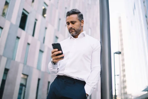 Mature Employer White Shirt Using Cellular Tech Online Messaging Chatting — Stock Photo, Image