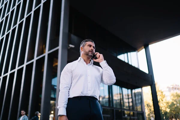 Formally Dressed Businessman Using Cellphone Device Making International Consultancy Conversation — Stock Photo, Image