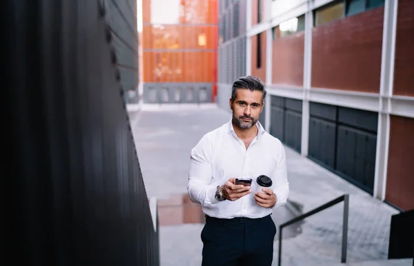 Retrato Medio Cuerpo Del Orgulloso Ceo Confiado Mirando Cámara Durante — Foto de Stock