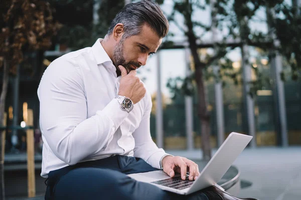 Bedachtzame Mannelijke Handelaar Maken Van Online Business Messaging Zitten Buiten — Stockfoto