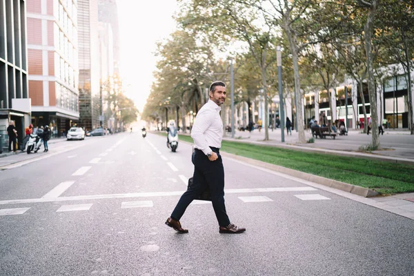 Middle Aged Caucasian Businessman Years Old White Shirt Crossing Road — Stock Photo, Image